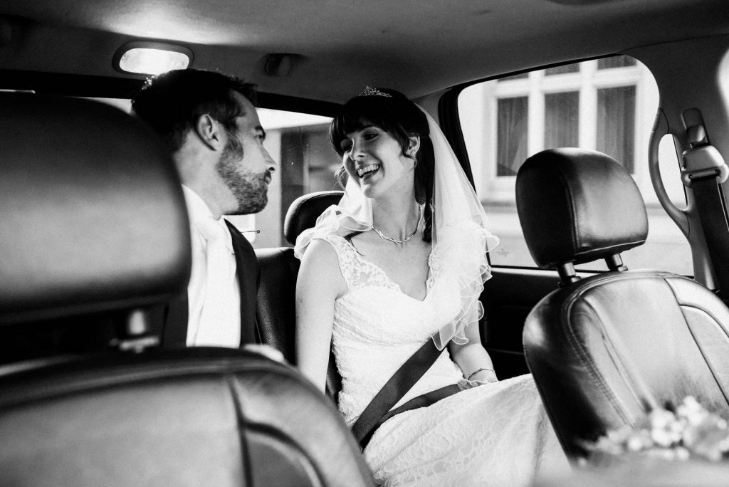 Brautpaar im auto nach der standesamtlichen Trauung in preetz, aufgenommen von Mika Hochzeitsfotograf