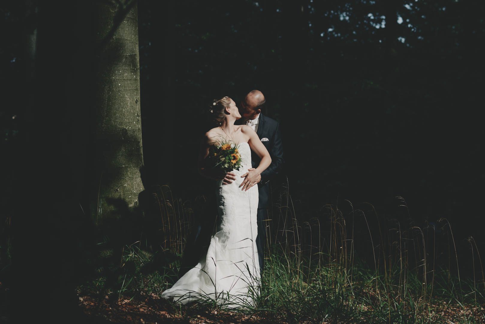 Hochzeitsfotografie in Kiel in der Waldkapelle und Brautpaarshooting im wald