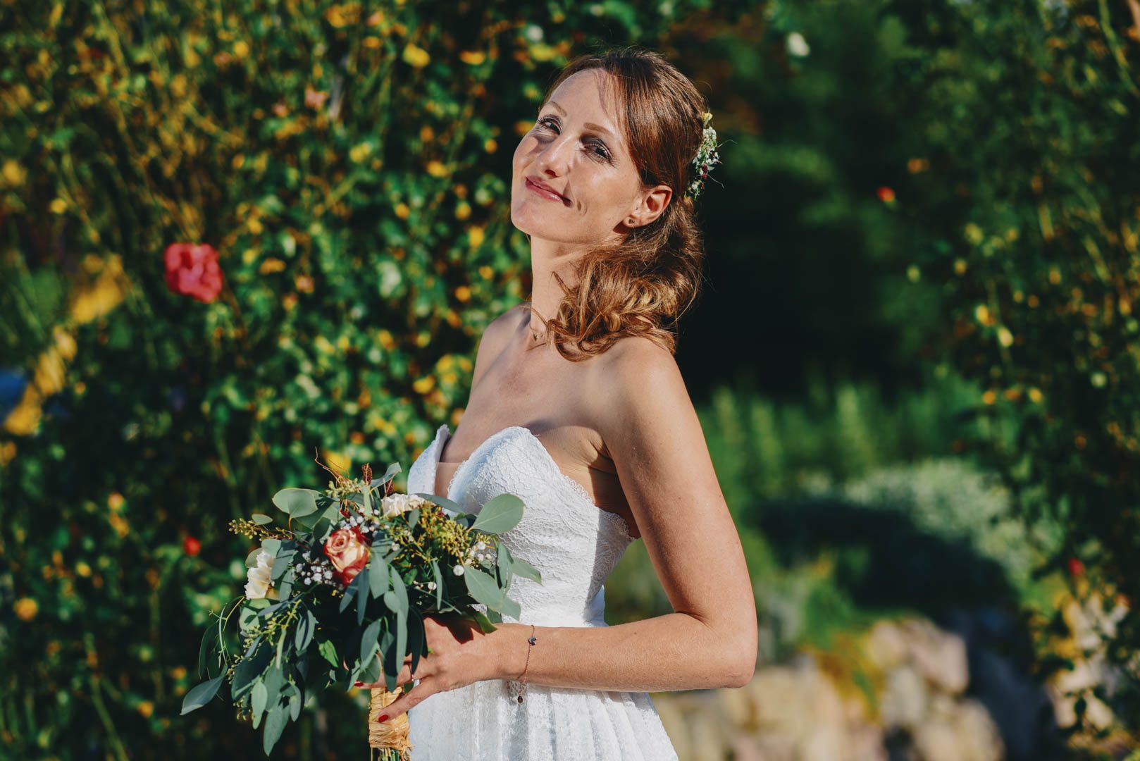 foto von der braut beim fotoshooting nach der hochzeit aufgenommen von mika hochzeitsfotograf